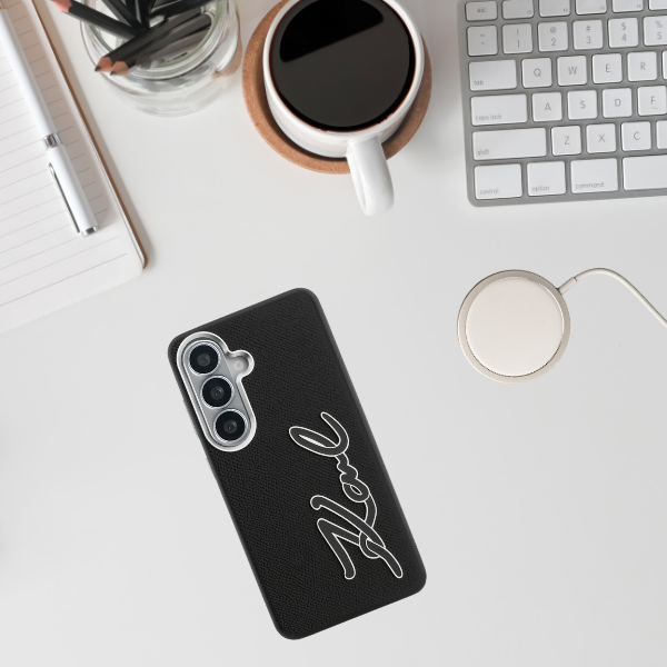 Dėklas Karl Lagerfeld Grained Signature Metal Resin Logo Samsung Galaxy S26 juodos spalvos aprašymas - Prekės nuotrauka Dėklas Karl Lagerfeld Grained Signature Metal Resin Logo Samsung Galaxy S26 juodos spalvos aprašymas - Prekės nuotrauka
