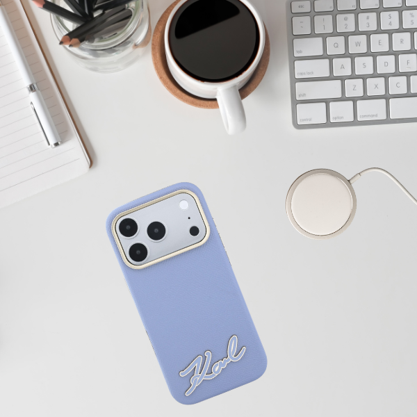 Dėklas Karl Lagerfeld Grained with Resin Signature Logo MagSafe, skirtas iPhone 18 Pro / 17 Pro, šviesiai mėlynas aprašymas - Prekės nuotrauka