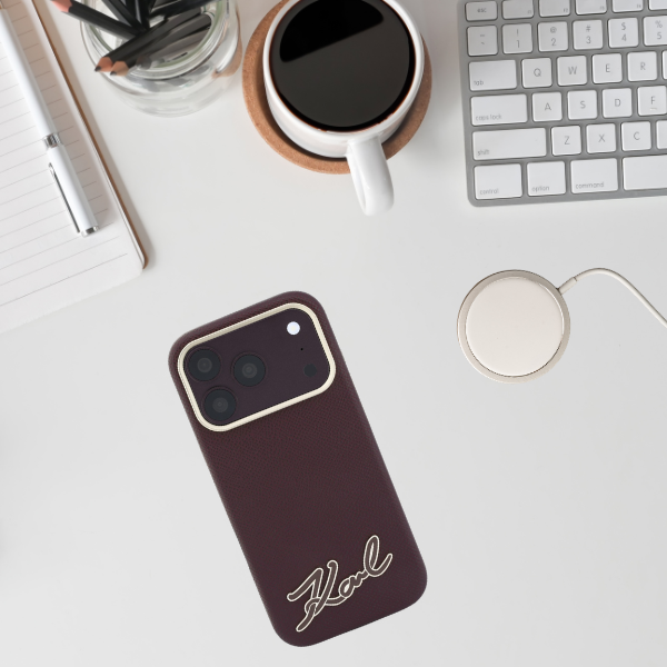 Dėklas Karl Lagerfeld Grained with Resin Signature Logo MagSafe, skirtas iPhone 18 Pro / 17 Pro, bordo spalvos aprašymas - Prekės nuotrauka