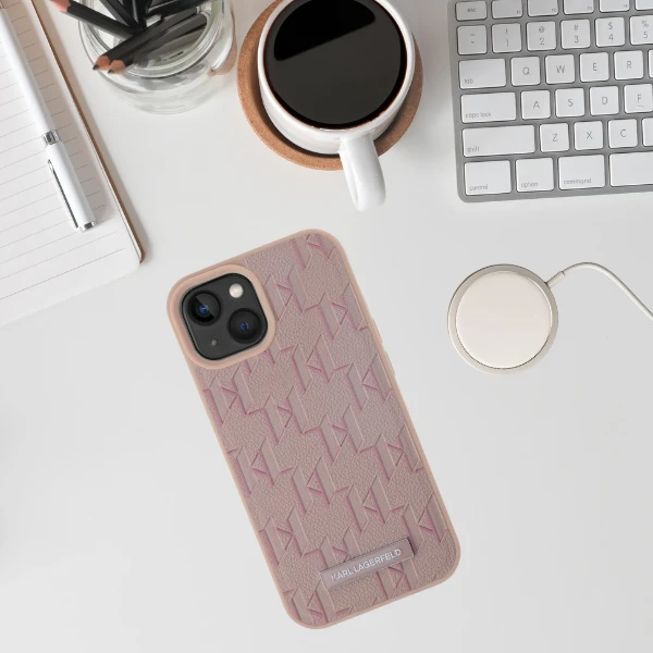 Dėklas Karl Lagerfeld Leather Monogram Metal Logo MagSafe skirtas Apple iPhone 15 rožinės spalvos aprašymas - Prekės nuotrauka Dėklas Karl Lagerfeld Leather Monogram Metal Logo MagSafe skirtas Apple iPhone 15 rožinės spalvos aprašymas - Prekės nuotrauka