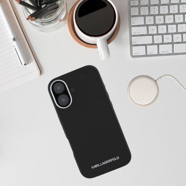 Dėklas Karl Lagerfeld Saffiano Full Wrapped Elongated Metal Logo MagSafe Apple iPhone 16 juodos spalvos aprašymas - Prekės nuotrauka Dėklas Karl Lagerfeld Saffiano Full Wrapped Elongated Metal Logo MagSafe Apple iPhone 16 juodos spalvos aprašymas - Prekės nuotrauka