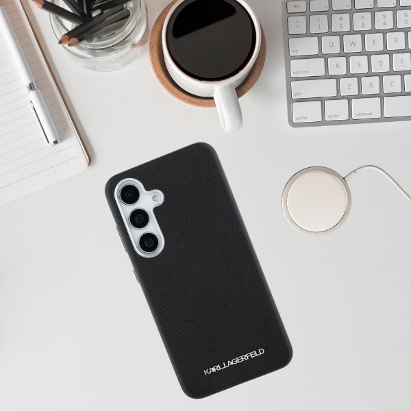 Dėklas Karl Lagerfeld Saffiano Full Wrapped Elongated Metal Logo MagSafe Samsung Galaxy S25+ aprašymas - Prekės nuotrauka Dėklas Karl Lagerfeld Saffiano Full Wrapped Elongated Metal Logo MagSafe Samsung Galaxy S25+ aprašymas - Prekės nuotrauka