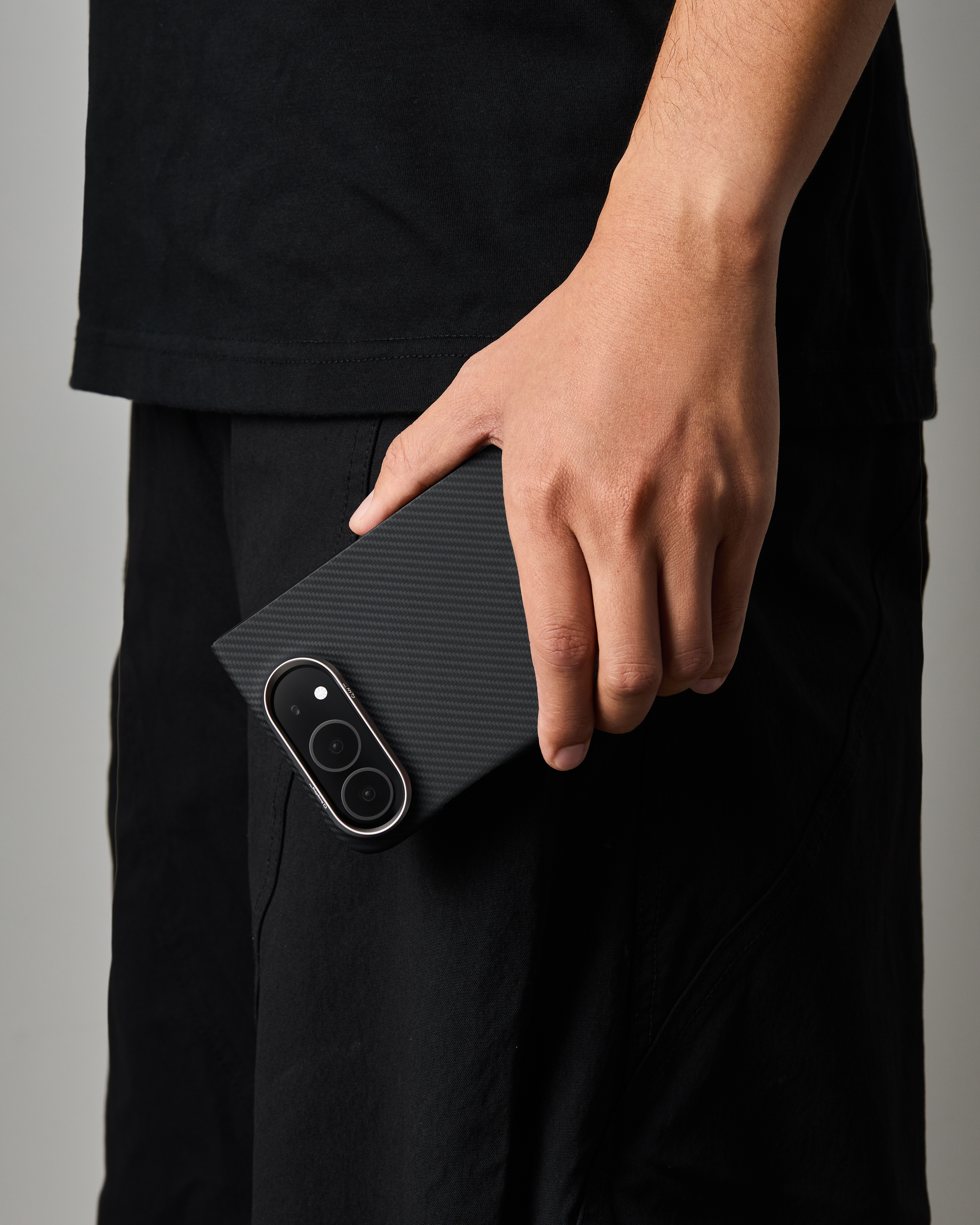 Dėklas PITAKA Edge Case MagSafe, skirtas iPhone, Duo, juoda-pilka aprašymas - Prekės nuotrauka