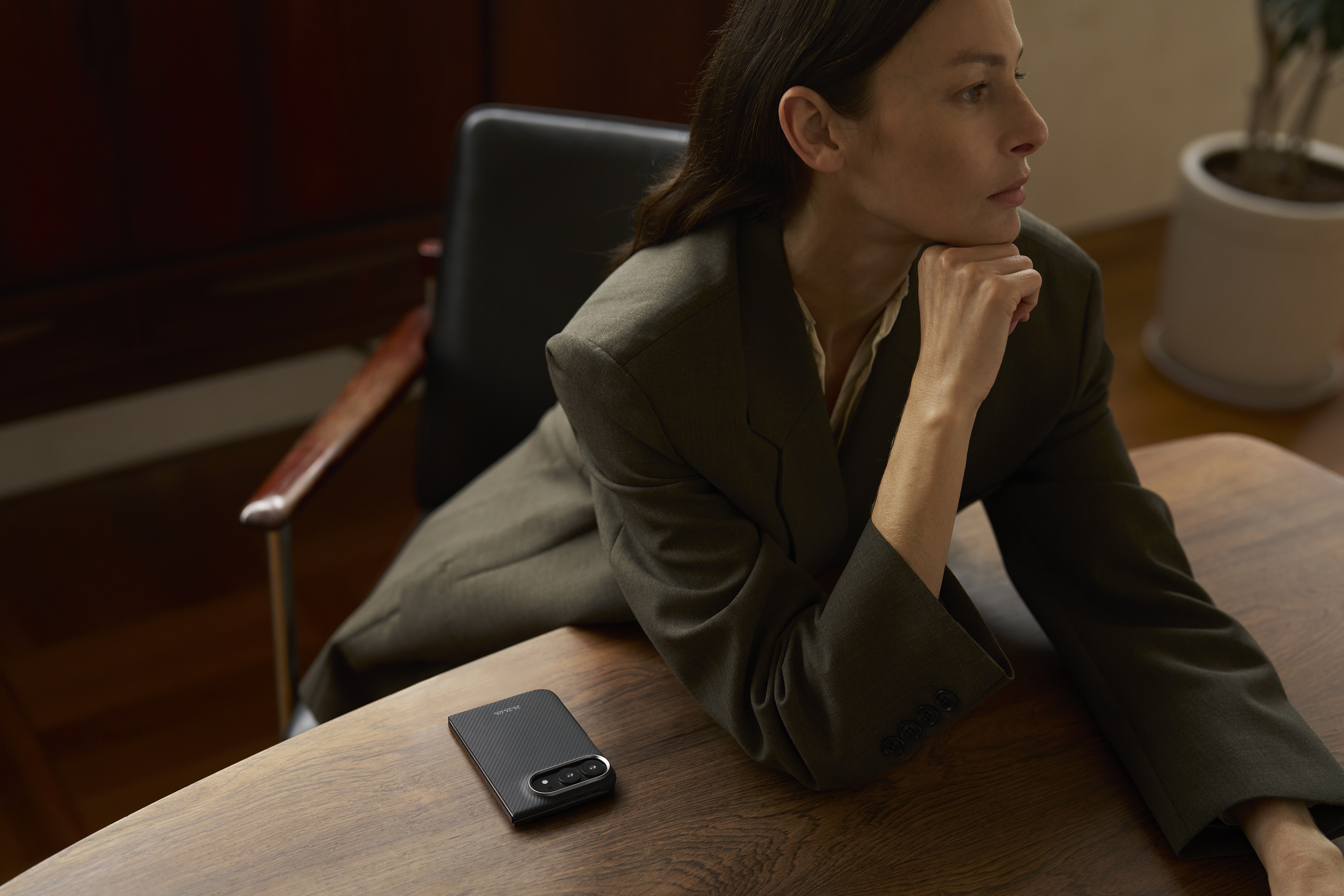Dėklas PITAKA Edge Case MagSafe, skirtas iPhone, Duo, juoda-pilka aprašymas - Prekės nuotrauka
