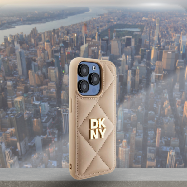Dėklas DKNY DKHCP15LPQDSLE iPhone 15 Pro 6.1″ beige Quilted Stack Logo aprašymas - Prekės nuotrauka