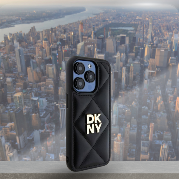 DKNY DKHCP15LPQDSLK iPhone 15 Pro 6.1″ juodos spalvos Quilted Stack Logo dėklas aprašymas - Prekės nuotrauka