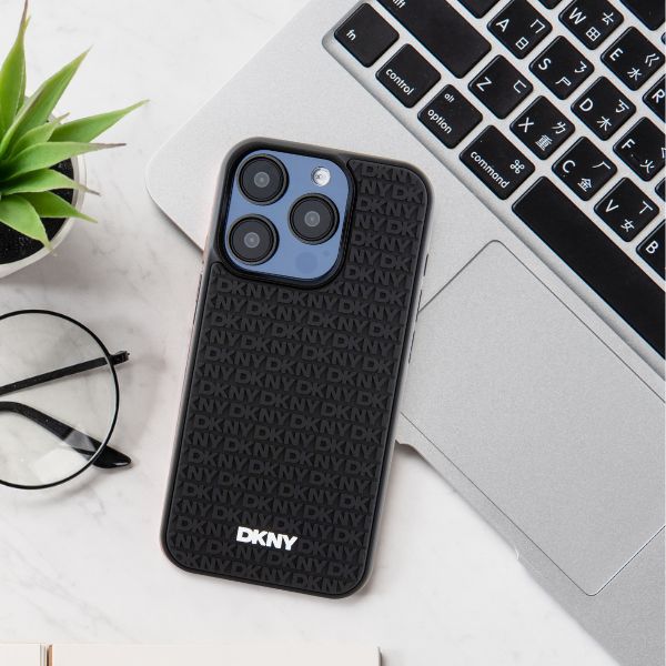 DKNY DKHCP15M3DRPWK iPhone 15 Plus 14 Plus 6.7″ juodos spalvos kietas dėklas 3D Rubber Repeat Pattern aprašymas - Prekės nuotrauka