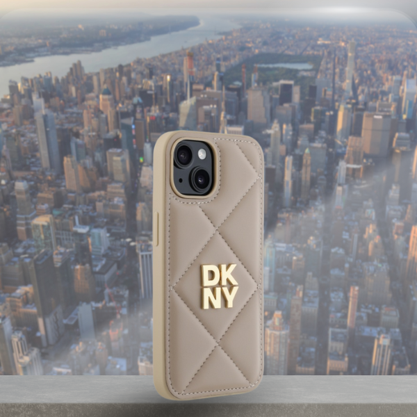 DKNY DKHCP15SPQDSLE iPhone 15 6.1″ smėlio spalvos dygsniuotas dėklas su „Stack Logo“ aprašymas - Prekės nuotrauka