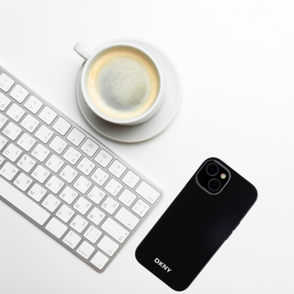 DKNY DKHMP14SSMCHLK Apple iPhone 14 15 13 6.1″ juodos spalvos kietas dėklas Liquid Silicone Small Metal Logo MagSafe aprašymas - Prekės nuotrauka DKNY DKHMP14SSMCHLK Apple iPhone 14 15 13 6.1″ juodos spalvos kietas dėklas Liquid Silicone Small Metal Logo MagSafe aprašymas - Prekės nuotrauka