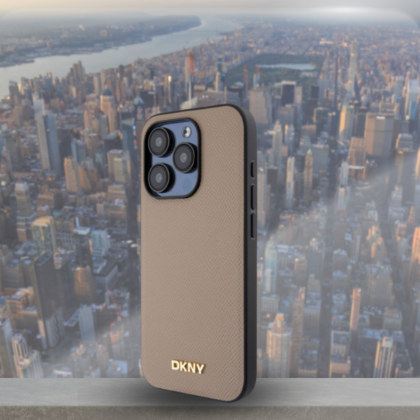 DKNY DKHMP15LPGHLME iPhone 15 Pro 6.1″ smėlio spalvos kietas dėklas Grained Metal Logo MagSafe aprašymas - Prekės nuotrauka