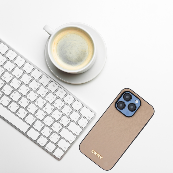 DKNY DKHMP15LPGHLME iPhone 15 Pro 6.1″ smėlio spalvos kietas dėklas Grained Metal Logo MagSafe aprašymas - Prekės nuotrauka