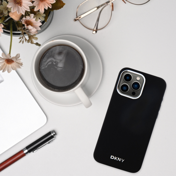 DKNY DKHMP15MSMCHLK iPhone 15 Plus 14 Plus 6.7″ juodos spalvos kietas dėklas Liquid Silicone Small Metal Logo Ma aprašymas - Prekės nuotrauka