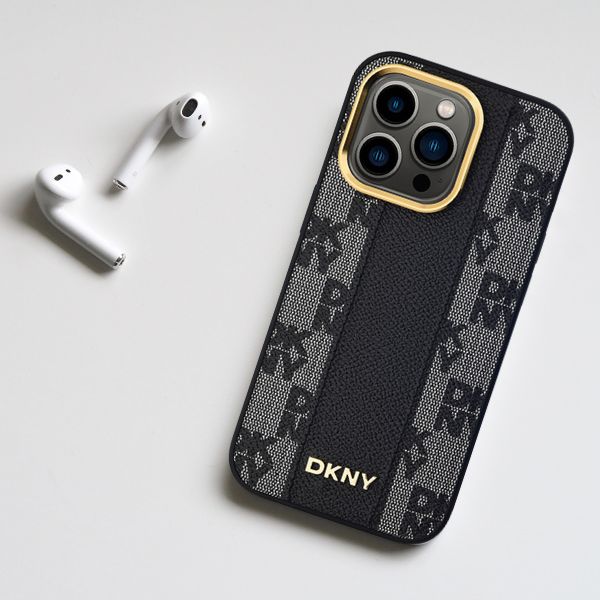 DKNY DKHMP15SPCPVSLK iPhone 15 / 14 / 13 6.1″ juodos spalvos kietas dėklas Leather Checkered Mono Pattern MagSafe aprašymas - Prekės nuotrauka
