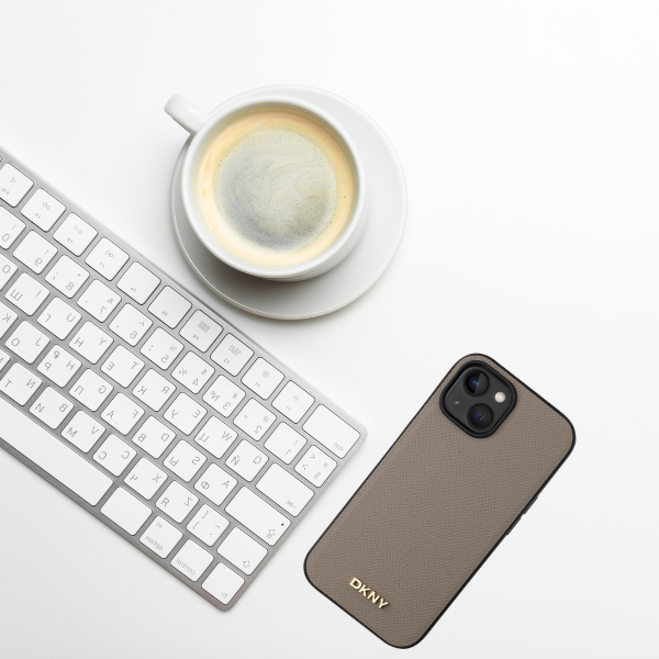 DKNY DKHMP15SPGHLME Apple iPhone 15 6.1″ beige kietas dėklas Grained Metal Logo MagSafe aprašymas - Prekės nuotrauka DKNY DKHMP15SPGHLME Apple iPhone 15 6.1″ beige kietas dėklas Grained Metal Logo MagSafe aprašymas - Prekės nuotrauka