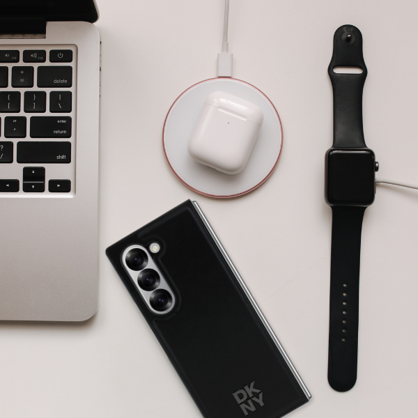 Dėklas DKNY DKHMZFD6PSMCSLK Z Fold6 F956 juodos spalvos Magsafe Plain Leather Metal Stack Logo aprašymas - Prekės nuotrauka Dėklas DKNY DKHMZFD6PSMCSLK Z Fold6 F956 juodos spalvos Magsafe Plain Leather Metal Stack Logo aprašymas - Prekės nuotrauka