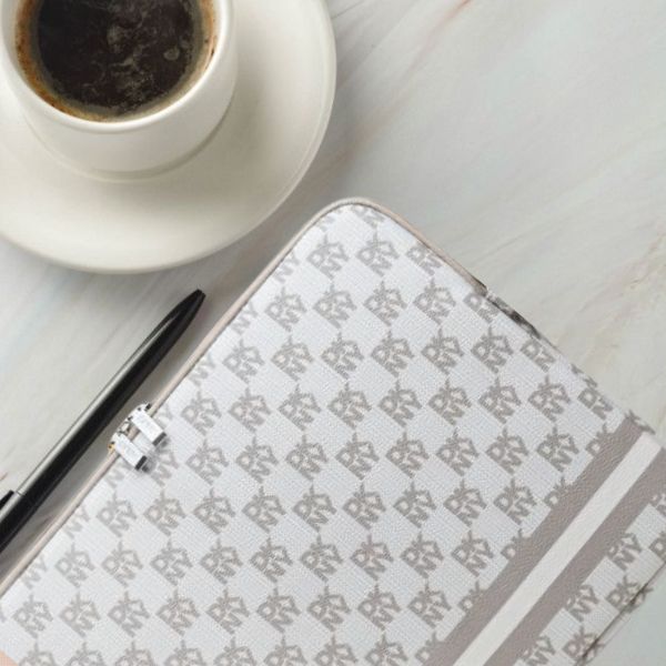 DKNY Kompiuterio dėklas DKCS16PVSHLE 16″ smėlio spalvos su raudonais dryžiais (Pattern Printed Stripes) aprašymas - Prekės nuotrauka