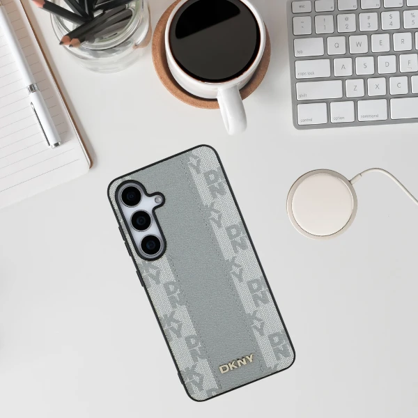 Dėklas DKNY odinis languotas raštas MagSafe Samsung Galaxy S25 taupe aprašymas - Prekės nuotrauka Dėklas DKNY odinis languotas raštas MagSafe Samsung Galaxy S25 taupe aprašymas - Prekės nuotrauka