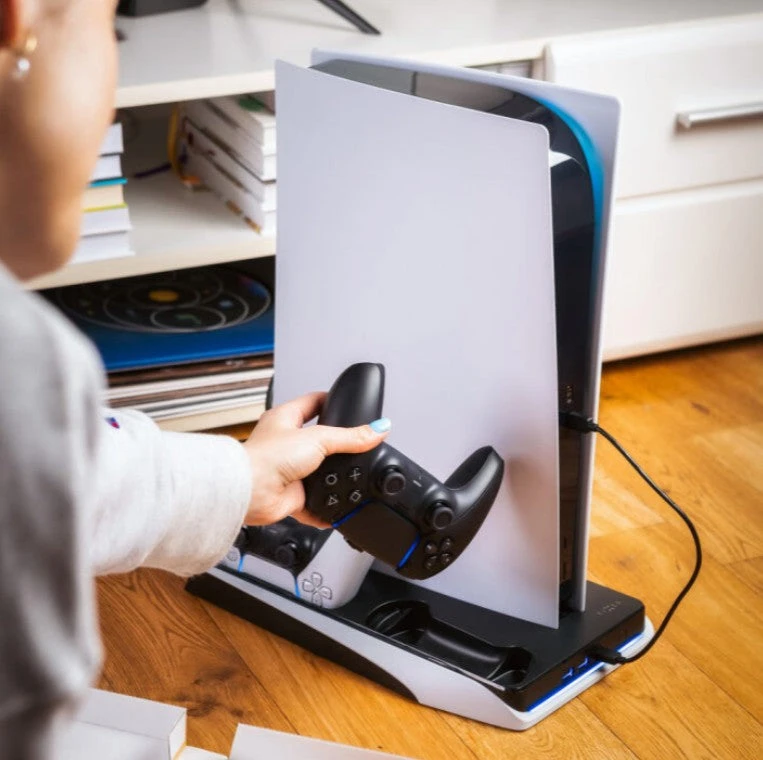 Fixed Pataisyta daugiafunkcinė stotis, skirta PlayStation 5 su aušinimo ir įkrovimo dviem DualSense valdikliais | FIXPS5-MCS-BW aprašymas - Prekės nuotrauka Fixed Pataisyta daugiafunkcinė stotis, skirta PlayStation 5 su aušinimo ir įkrovimo dviem DualSense valdikliais | FIXPS5-MCS-BW aprašymas - Prekės nuotrauka