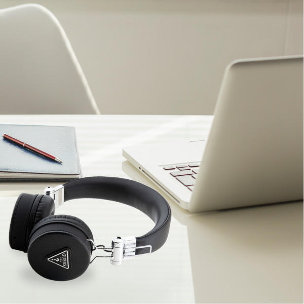 Guess Bluetooth Ausinės ENC GUBH70PGTSPSK juodos spalvos Grained Classic Round Shape aprašymas - Prekės nuotrauka Guess Bluetooth Ausinės ENC GUBH70PGTSPSK juodos spalvos Grained Classic Round Shape aprašymas - Prekės nuotrauka