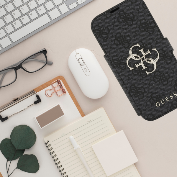 Guess Book 4G Metal Logo Dėklas Apple iPhone 17 Pro juodos spalvos aprašymas - Prekės nuotrauka Guess Book 4G Metal Logo Dėklas Apple iPhone 17 Pro juodos spalvos aprašymas - Prekės nuotrauka