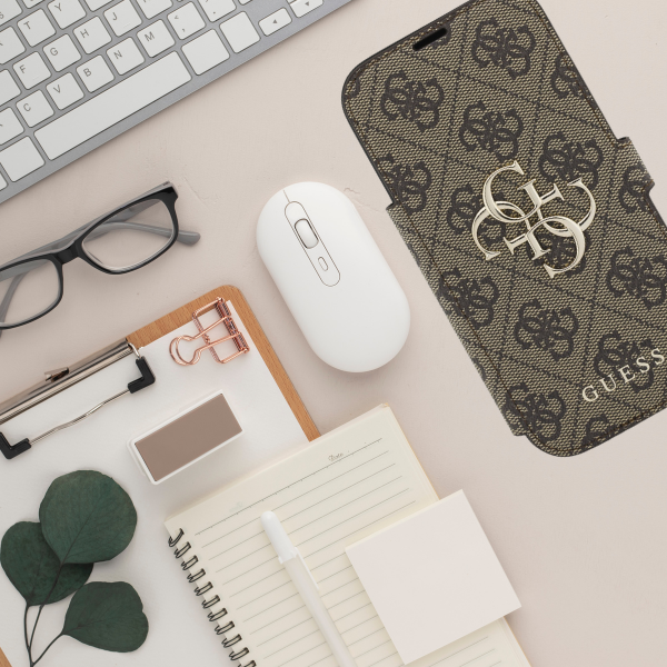 Guess Book 4G Metal Logo Dėklas Apple iPhone 17 Pro rudos spalvos aprašymas - Prekės nuotrauka Guess Book 4G Metal Logo Dėklas Apple iPhone 17 Pro rudos spalvos aprašymas - Prekės nuotrauka