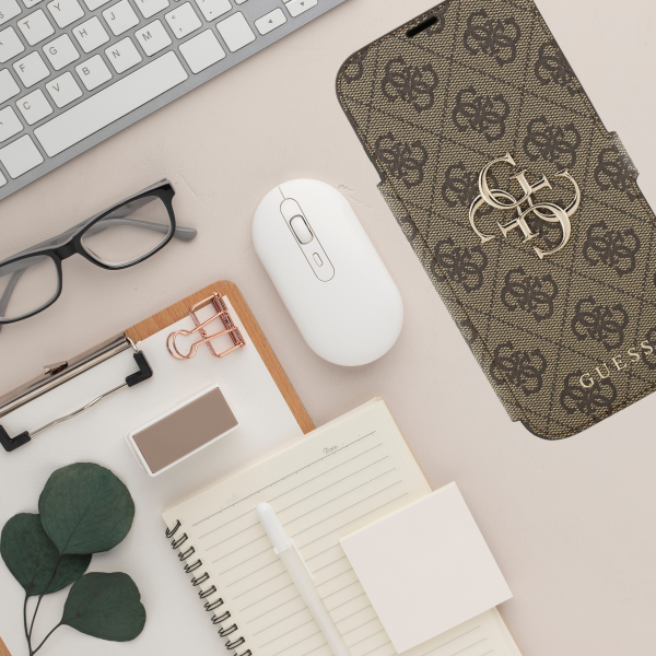 Guess Book 4G Metal Logo Dėklas Apple iPhone 17 Pro Max rudos spalvos aprašymas - Prekės nuotrauka Guess Book 4G Metal Logo Dėklas Apple iPhone 17 Pro Max rudos spalvos aprašymas - Prekės nuotrauka
