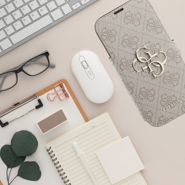Guess Book 4G Metal Logo Dėklas Apple iPhone 17 Pro rožinės spalvos aprašymas - Prekės nuotrauka Guess Book 4G Metal Logo Dėklas Apple iPhone 17 Pro rožinės spalvos aprašymas - Prekės nuotrauka