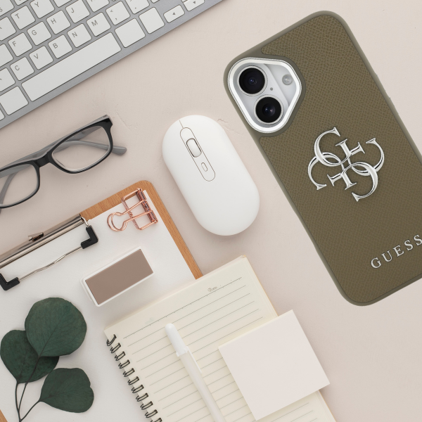 Guess Grūdėtos odos didelis 4G klasikinis logotipo dėklas iPhone 17 Pro Brown aprašymas - Prekės nuotrauka