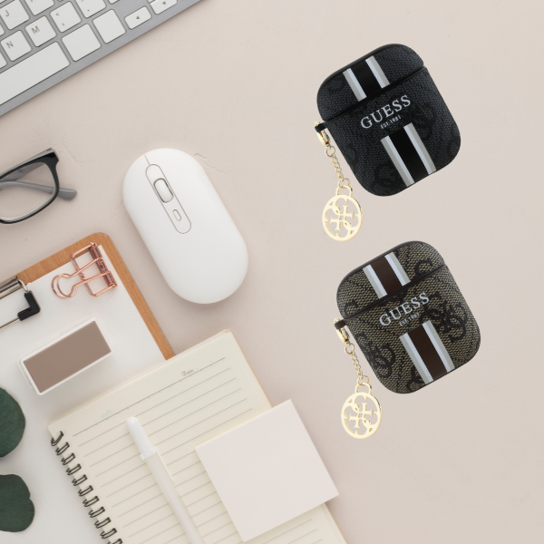 Guess GUA2P4RPSK AirPods 1/2 dėklas juodos spalvos 4G Printed Stripes Charm aprašymas - Prekės nuotrauka Guess GUA2P4RPSK AirPods 1/2 dėklas juodos spalvos 4G Printed Stripes Charm aprašymas - Prekės nuotrauka