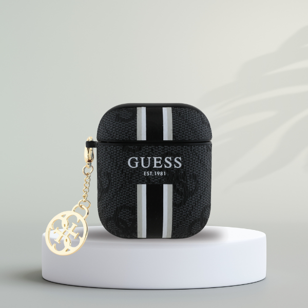 Guess GUA2P4RPSK AirPods 1/2 dėklas juodos spalvos 4G Printed Stripes Charm aprašymas - Prekės nuotrauka Guess GUA2P4RPSK AirPods 1/2 dėklas juodos spalvos 4G Printed Stripes Charm aprašymas - Prekės nuotrauka