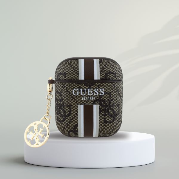Guess GUA2P4RPSW AirPods 1/2 dėklas rudos spalvos 4G Printed Stripes Charm aprašymas - Prekės nuotrauka Guess GUA2P4RPSW AirPods 1/2 dėklas rudos spalvos 4G Printed Stripes Charm aprašymas - Prekės nuotrauka