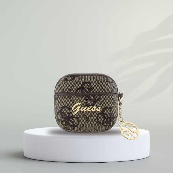 Guess GUA4G4GSMW AirPods 4 dėklas rudos spalvos 4G Charm Collection aprašymas - Prekės nuotrauka Guess GUA4G4GSMW AirPods 4 dėklas rudos spalvos 4G Charm Collection aprašymas - Prekės nuotrauka