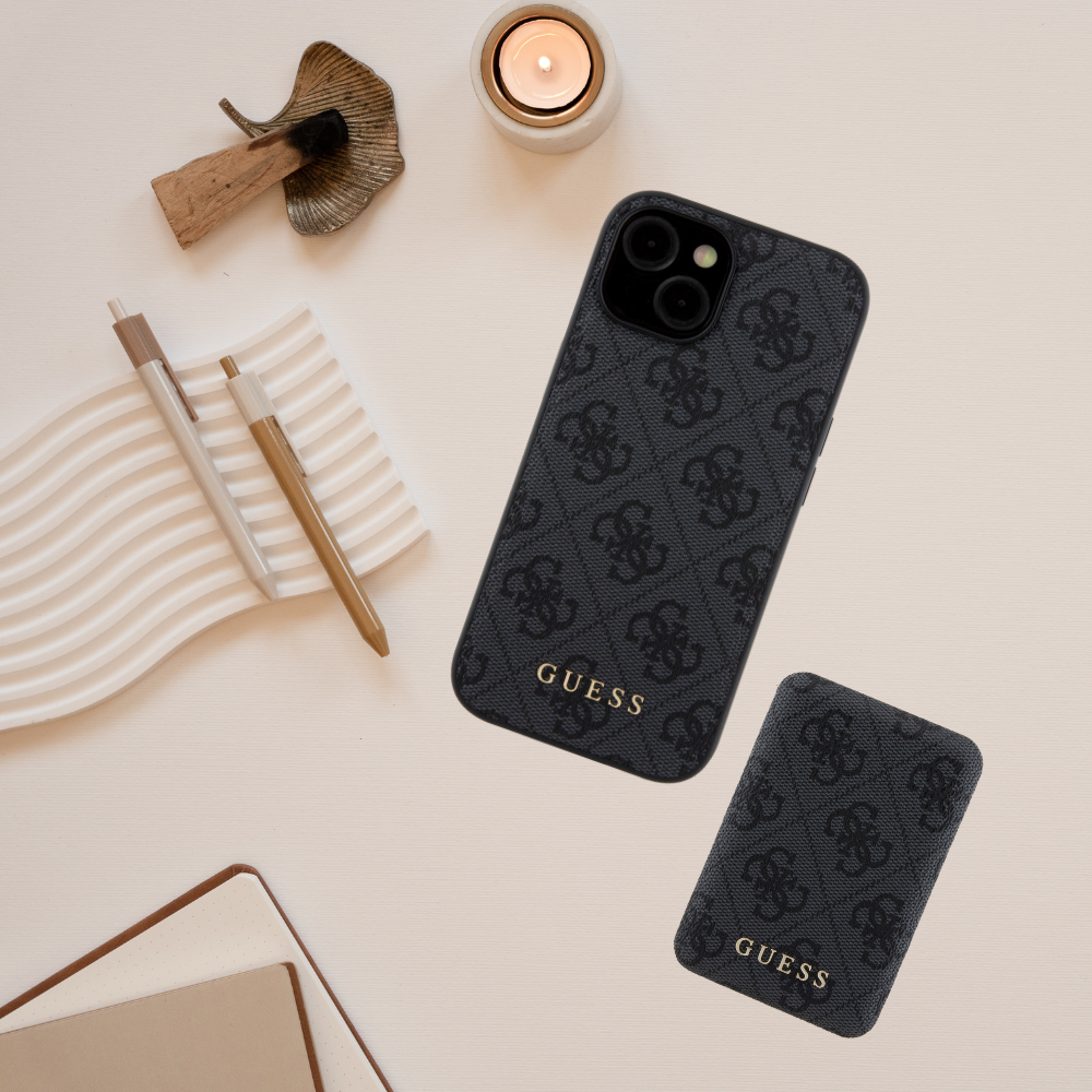 „Guess“ GUBPM5P15S4GEMGW „iPhone15“ 6.1″ kietas dėklas + „Powerbank“ 5000mAh „MagSafe“, rudos spalvos, 4G „Metal Logo“ aprašymas - Prekės nuotrauka
