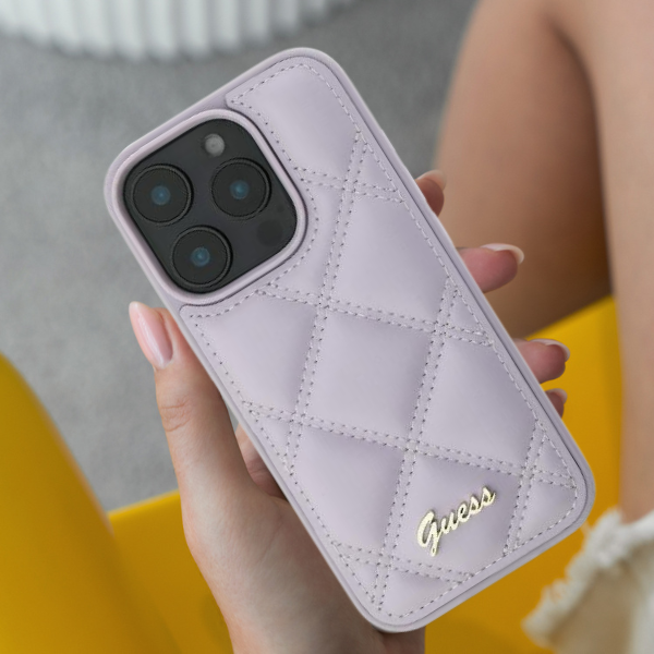 Guess GUHCP16SPSQSQSU iPhone 16 6.1″ šviesiai violetinės spalvos kietas dėklas Quilted Metal Logo aprašymas - Prekės nuotrauka