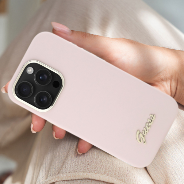 Guess GUHCP16SSMBSLP iPhone 16 6.1″ rožinis kietas dėklas Silicone Script Metal Logo & Frame aprašymas - Prekės nuotrauka