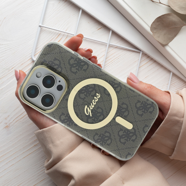 Guess GUHMP16LH4STW iPhone 16 Pro 6.3″ rudos spalvos kietas dėklas IML 4G MagSafe aprašymas - Prekės nuotrauka
