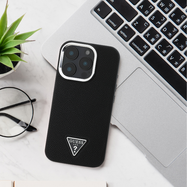 Guess GUHMP16MPGTSPSK Apple iPhone 16 Plus 6.7″ juodos spalvos kietas dėklas Grained Triangle MagSafe aprašymas - Prekės nuotrauka
