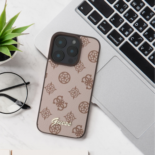 Guess GUHMP16SPGPYSH iPhone 16 6.1″ baltos spalvos kietas dėklas Peony Script Logo MagSafe aprašymas - Prekės nuotrauka