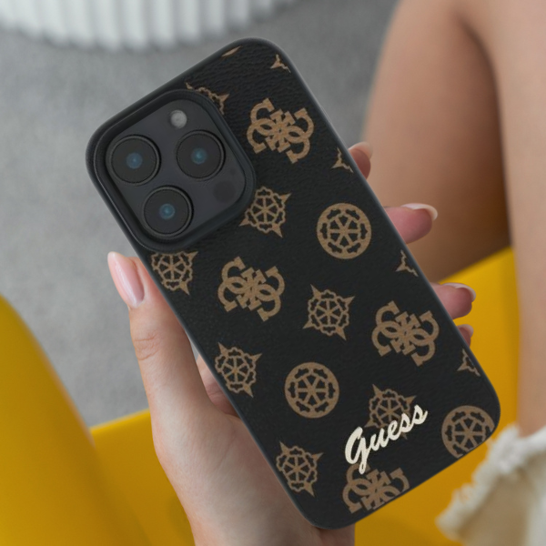 Guess GUHMP16SPGPYSH iPhone 16 6.1″ baltos spalvos kietas dėklas Peony Script Logo MagSafe aprašymas - Prekės nuotrauka