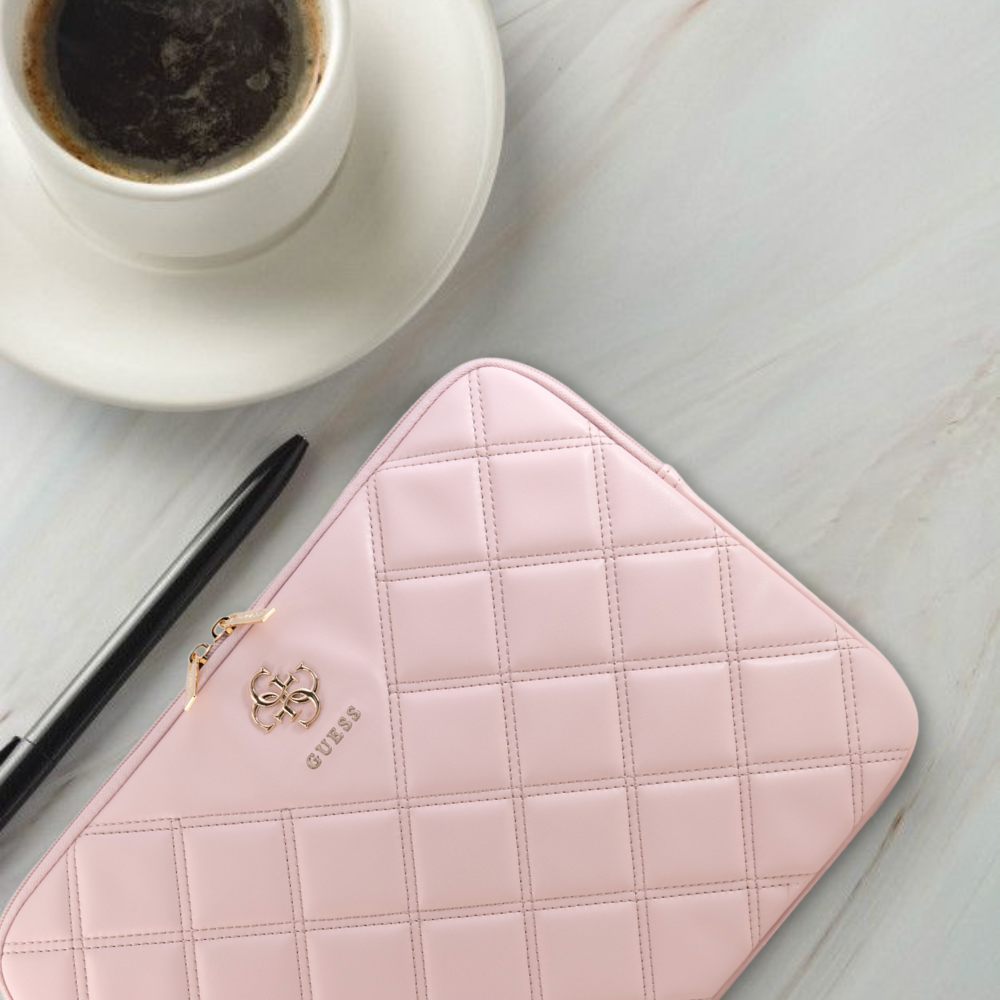 Guess kompiuterio dėklas GUCS14ZPSQSSGP 14″ rožinės spalvos Quilted 4G aprašymas - Prekės nuotrauka
