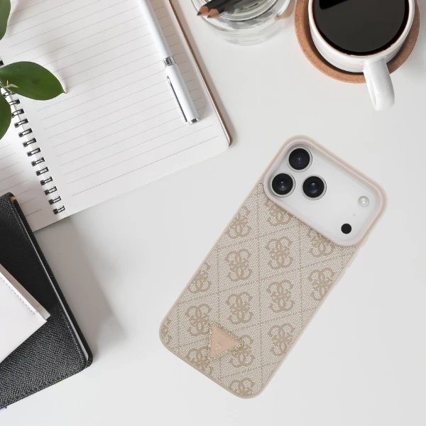 Guess Leather 4G Triangle Strass MagSafe dėklas skirtas Apple iPhone 17 Pro Max rožinės spalvos aprašymas - Prekės nuotrauka Guess Leather 4G Triangle Strass MagSafe dėklas skirtas Apple iPhone 17 Pro Max rožinės spalvos aprašymas - Prekės nuotrauka