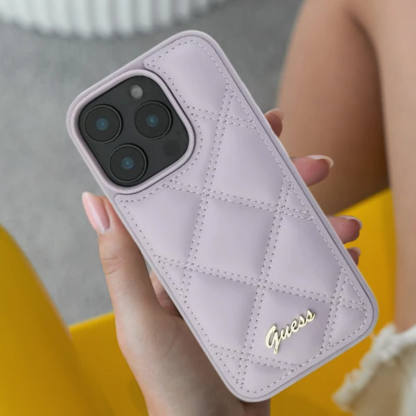Guess Quilted Metal Logo Apple iPhone 16 - dėklas telefonui rožinės spalvos aprašymas - Prekės nuotrauka