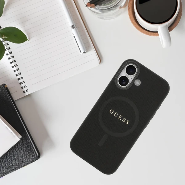 Guess Saffiano Classic Logo MagSafe dėklas skirtas Apple iPhone 17 juodos spalvos aprašymas - Prekės nuotrauka Guess Saffiano Classic Logo MagSafe dėklas skirtas Apple iPhone 17 juodos spalvos aprašymas - Prekės nuotrauka