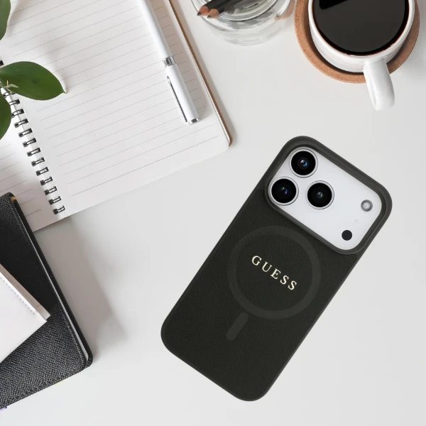 Guess Saffiano Classic Logo MagSafe dėklas skirtas Apple iPhone 17 Pro juodos spalvos aprašymas - Prekės nuotrauka Guess Saffiano Classic Logo MagSafe dėklas skirtas Apple iPhone 17 Pro juodos spalvos aprašymas - Prekės nuotrauka