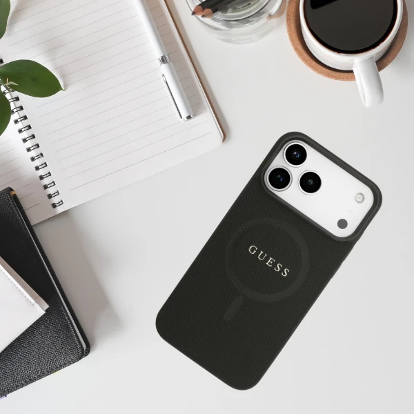 Guess Saffiano Classic Logo MagSafe dėklas skirtas Apple iPhone 17 Pro Max juodos spalvos aprašymas - Prekės nuotrauka Guess Saffiano Classic Logo MagSafe dėklas skirtas Apple iPhone 17 Pro Max juodos spalvos aprašymas - Prekės nuotrauka