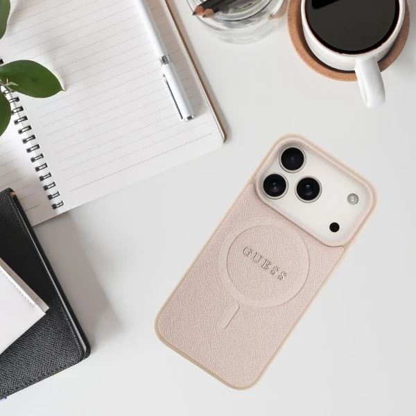 Guess Saffiano Classic Logo MagSafe dėklas skirtas Apple iPhone 17 Pro rožinės spalvos aprašymas - Prekės nuotrauka Guess Saffiano Classic Logo MagSafe dėklas skirtas Apple iPhone 17 Pro rožinės spalvos aprašymas - Prekės nuotrauka