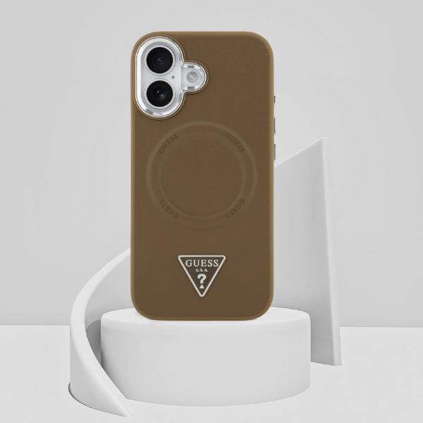 „Guess“ trikampio formos logotipo „MagSafe“ dėklas, skirtas „iPhone 17“ – rudas aprašymas - Prekės nuotrauka „Guess“ trikampio formos logotipo „MagSafe“ dėklas, skirtas „iPhone 17“ – rudas aprašymas - Prekės nuotrauka