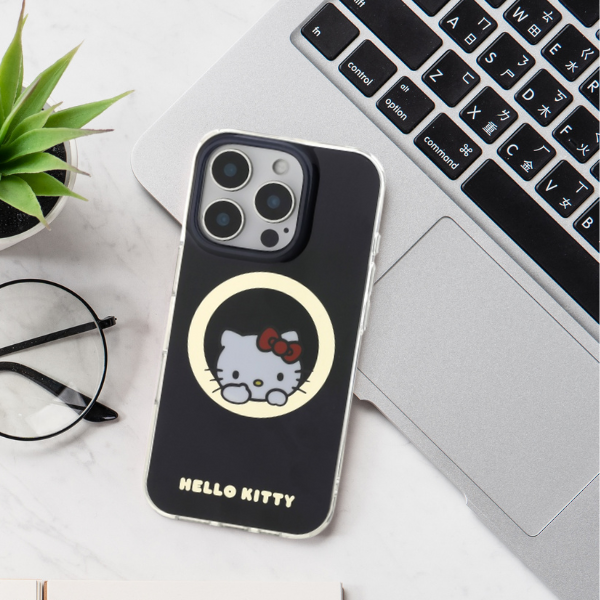 Hello Kitty HKHMP16LHSWKK Apple iPhone 16 Pro 6,3″ juodos spalvos kietas dėklas IML Sweet Kitty Magsafe aprašymas - Prekės nuotrauka Hello Kitty HKHMP16LHSWKK Apple iPhone 16 Pro 6,3″ juodos spalvos kietas dėklas IML Sweet Kitty Magsafe aprašymas - Prekės nuotrauka