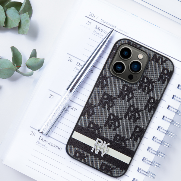 iPhone 14 Pro Max DKNY odinis dėklas Checkered Mono Pattern & Printed Stripes (DKHCP14XPCPTSSK) juodos spalvos aprašymas - Prekės nuotrauka