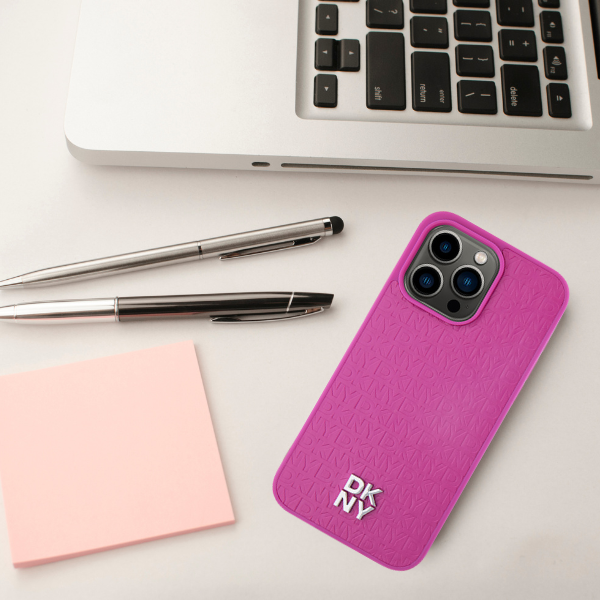 iPhone 15 Plus / 14 Plus DKNY odinis dėklas Monogram Pattern Metal Logo MagSafe (DKHMP15MPSHRPSK) juodos spalvos aprašymas - Prekės nuotrauka